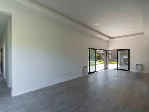 Casa en Alquiler con 2 cocheras