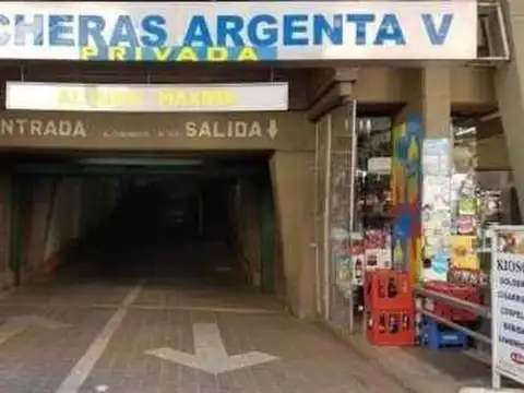 Cochera de facil acceso al Centro sobre  Bv Chacabuco