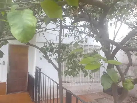 Casa PH frente Villa Adelina