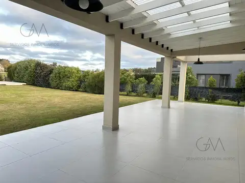 Casa 5 ambientes con 4 baños