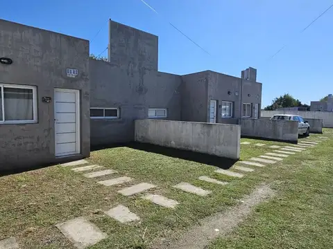 VENTA | Conjunto de viviendas y local comercial sobre amplio terreno! Abasolo, entre Berutti y...