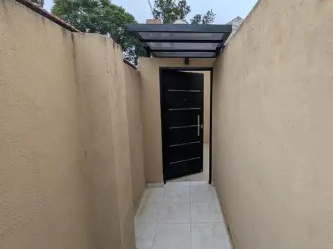 Depto Tipo Casa en Alquiler en Lanus Este, $ 520.000