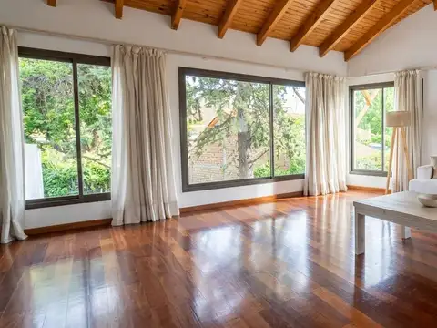 Casa 6 ambientes con 4 baños
