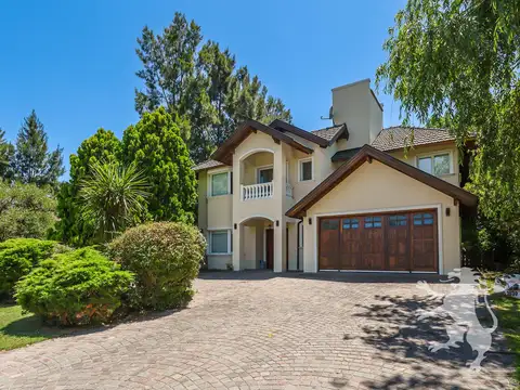 CLUB DE CAMPO EL LAUQUEN | CASA DE 7 AMBIENTES CON HERMOSO JARDÍN CON PILETA - SUITES - COCHERAS