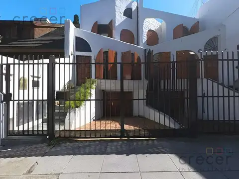 Casa en venta triplex 6 ambientes parrilla jardin y doble cochera Villa Urquiza