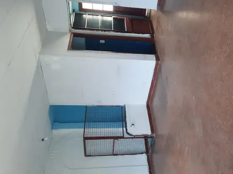 Dueño Directo alquila Excelente Local / Salón  con Vidriera al frente sobre Avenida en Villa Pueyrredón. Con Depósito, Sótano y Patio. 74 m2