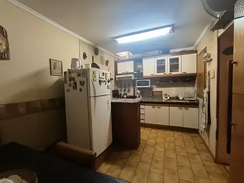 VENTA CASA 4 AMB. + DEPTO 2 AMB. EN LINIERS