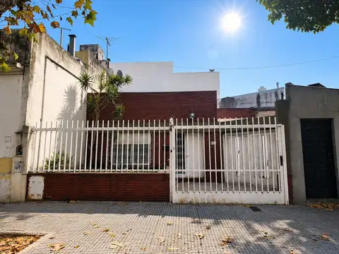 VENTA CASA 4 AMB. + DEPTO 2 AMB. EN LINIERS