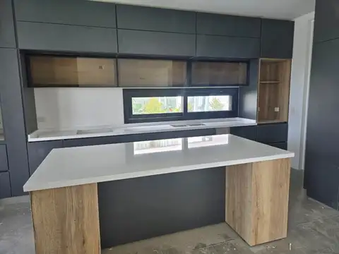 Casa 6 ambientes con 5 baños