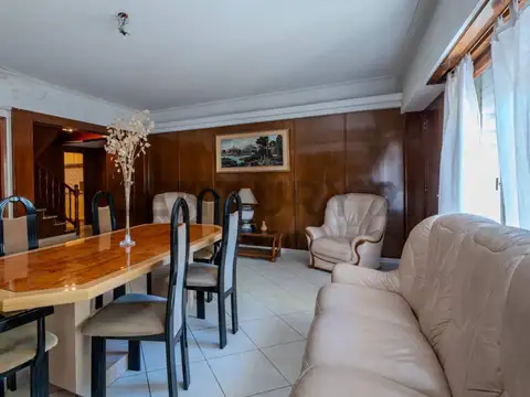 Casa 7 ambientes con 2 baños