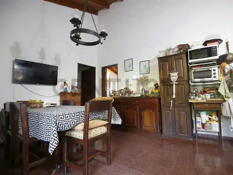 CASA EN VENTA DE 3 DORMITORIOS EN CITY BELL - APTO BANCO.