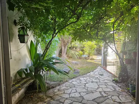 Casa 6 ambientes con 2 baños