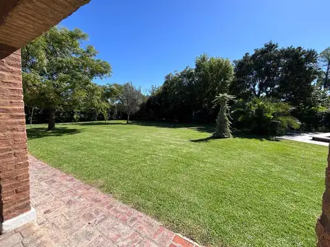 CASA QUINTA CON PILETA EN VENTA Y GRAN PARQUE