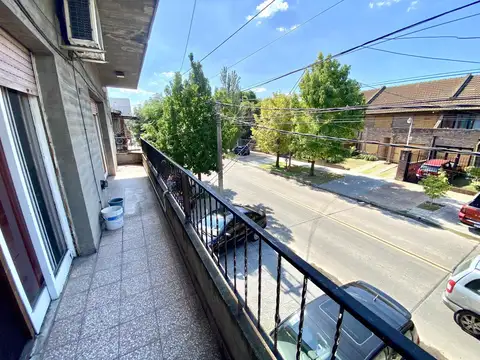 Casa   3 deptos   patio   cochera   terraza - lote propio