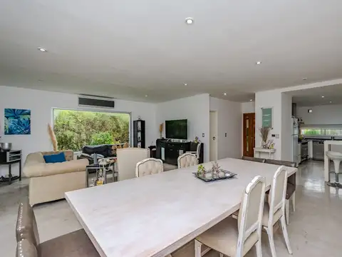 VENTA CASA 5 AMBIENTES CON PARQUE CANNING