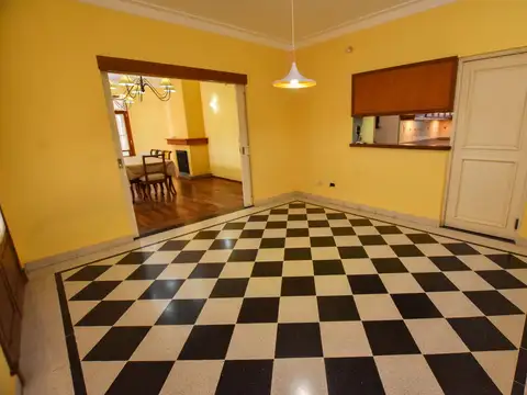 Casa 8 ambientes con 3 baños