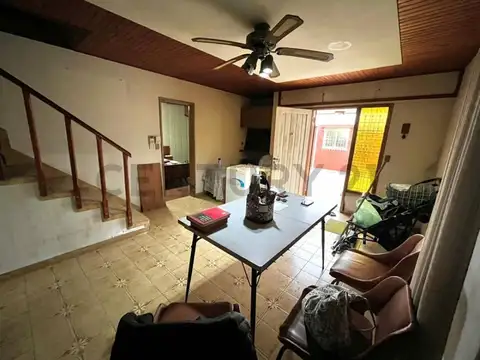 Casa con local, quincho y cochera en venta – Ensenada