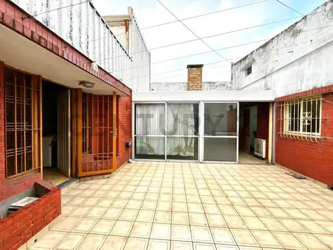 Casa con local, quincho y cochera en venta – Ensenada