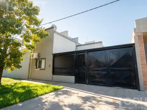 venta de Casa de 2 dorm, cochera, patio y pileta en Angel Gallardo barrio Praderas 1