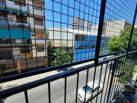 Impecable dpto con balcón muy luminoso posee conexión p/lavarropas