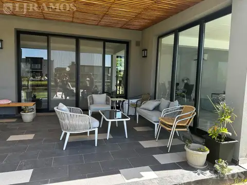 Casa en Venta con 6 cocheras