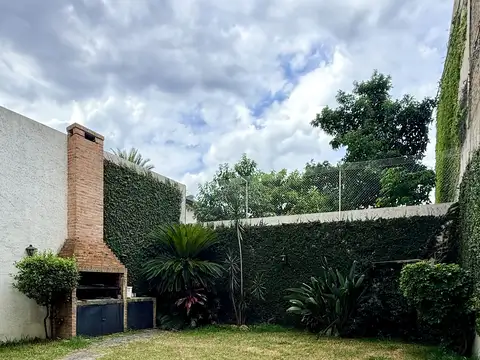 Tipo Casa 4 Ambientes al Contrafrente en Planta Baja con Patio, Fondo, Parrilla y dos Baños