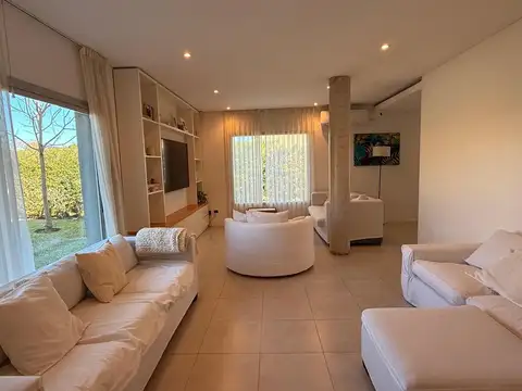 Casa en Venta en Pilar del Este - Santa Guadalupe, USD 279.000