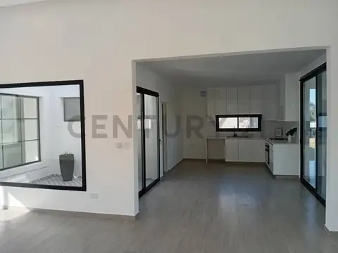 Casa en venta de 5 ambientes a la laguna en una planta en Barrio San Matias puertos Canton Escobar