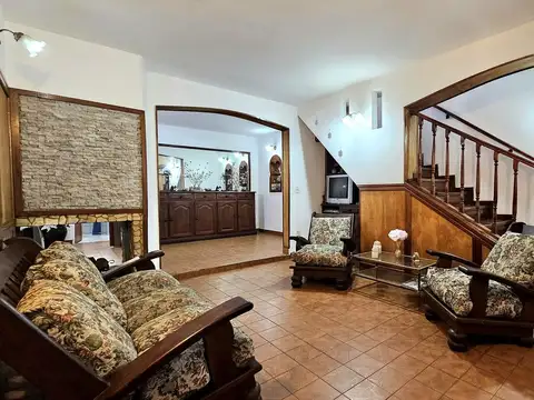 Pasaje Arquímedes 2300 - Pompeya - Casa de 5 ambientes con garage (terreno propio) - VENTA