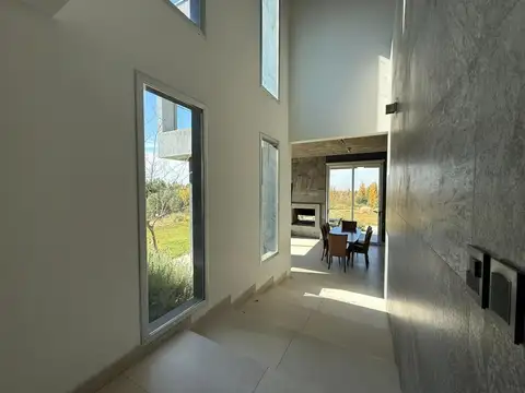 Casa 7 ambientes con 2 baños