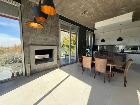 Casa en Venta con 2 cocheras