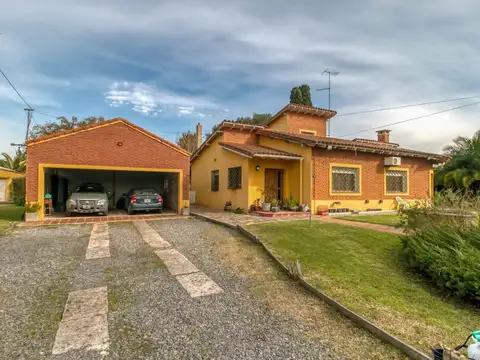 CASA VENTA GONNET. 4 DORMITORIOS, PARQUE Y PILETA