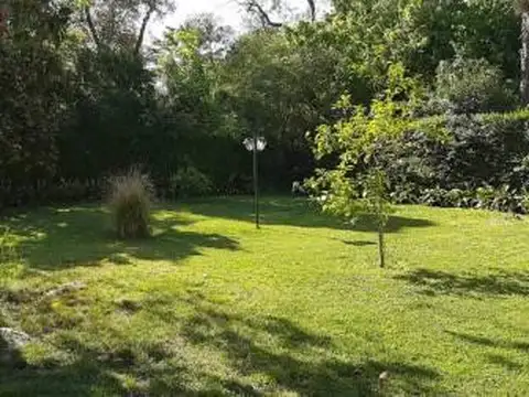 MAQUINISTA SAVIO  BARRIO ALTAVISTA. MUY BUEN CHALET, PAVIMENTO, PORTÓN, GAS NATURAL, ,