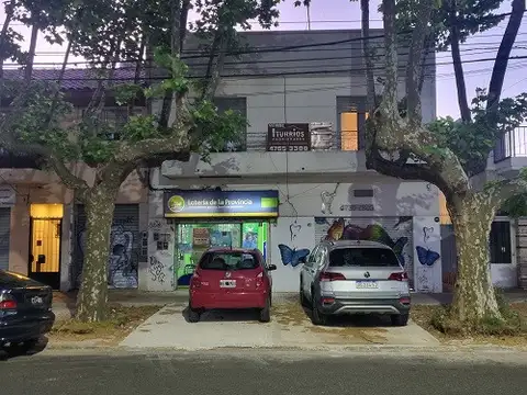 Excelente inversión 2 Locales de 45 mts c/u vivienda 3 amb. 80 mts. y amplio jardín de 225 mts.