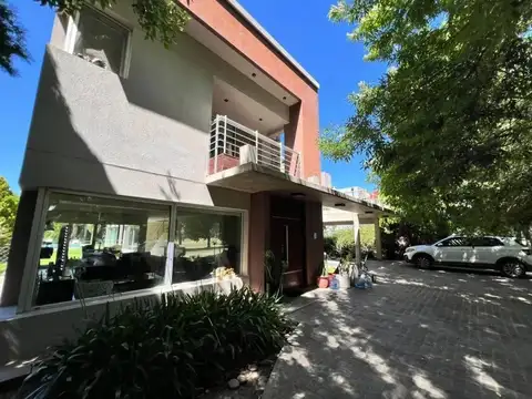 Casa en venta - 6 Dormitorios 5 Baños - La Plata