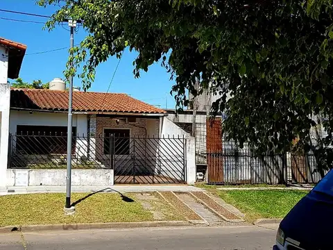 SE ESCUCHAN OFERTAS  Casa lote propio 10 x 22 mts.