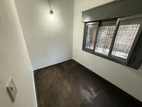 Casa de 4 ambientes con local al frente VENTA