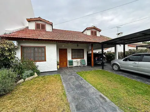 Casa de 5 ambientes con quincho y pileta, más 2 departamentos de 1 ambiente. Barrio Uno, Ezeiza.