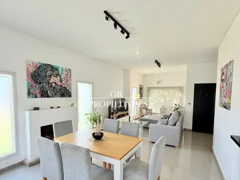 Casa 4 ambientes con 2 baños