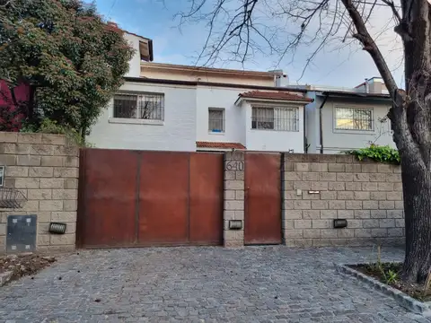 Casa de 5 ambientes mas dependencia y cochera en  venta en La Horqueta