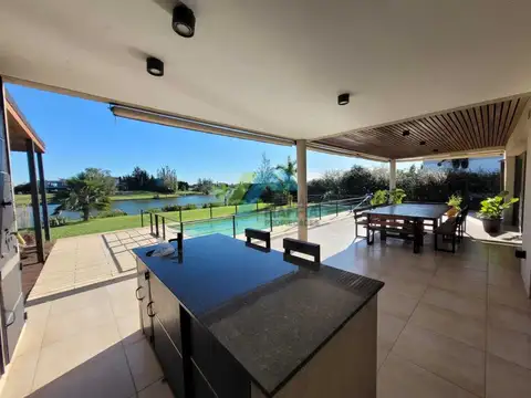 Casa en Alquiler con 2 cocheras