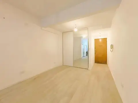 MONOAMBIENTE RECICLADO A NUEVO CON PATIO PROPIO – LISTO PARA HABITAR
