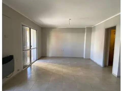 DPTO DE 4 DORM. PATIO CON ASADOR EN AV. RIVADAVIA