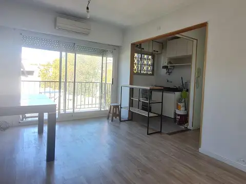 Departamento de 2 Ambientes en Florida Mitre: Luminoso con Balcón y Excelente Estado-En Alquiler.