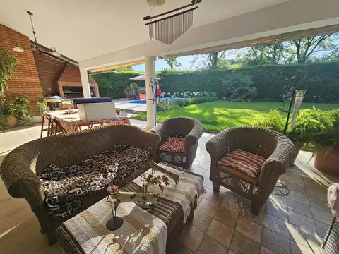 Casa en Venta con 2 cocheras