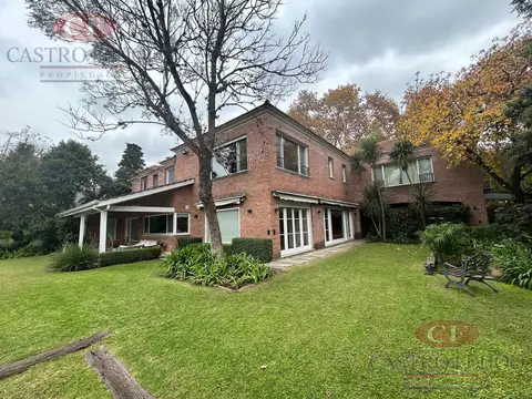 Venta casa de 10 ambientes en Lomas de San Isidro -