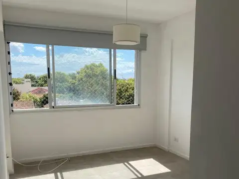 EXC.DEPARTAMENTO 3AMB CON COCHERA. INMEJORABLE UBICACION LUMINOSO  BALCON . TOTAL 77 M2
