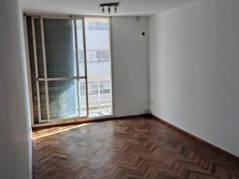 Departamento luminoso de 3 dormitorios. Moreno al 200