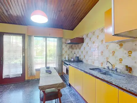 Casa 4 ambientes con 2 baños
