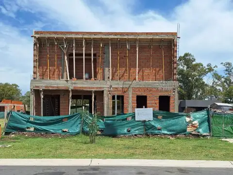 Casa en Venta con 3 cocheras